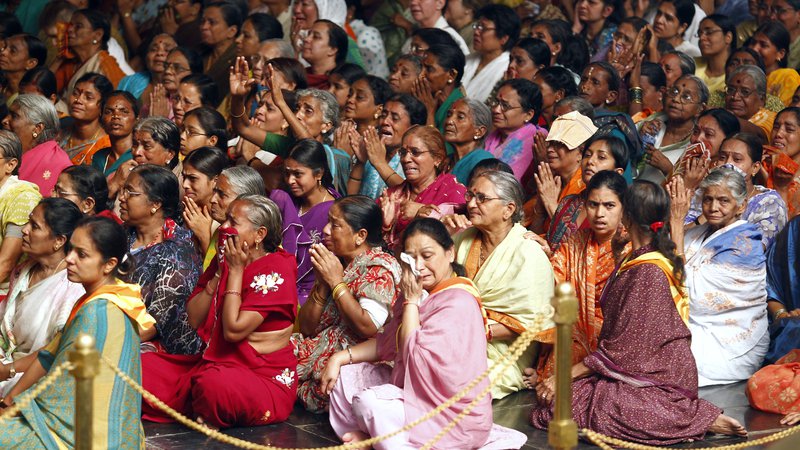 Fotografija: K večnemu počitku je spiritualnega gurija Sri Sathya Sai Babo spremilo več tisoč ljudi. Foto Reuters