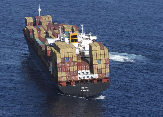 Kar 744 velikih komercialnih čezoceanskih tovornih ladij je šlo lani v uničenje. Za nami je rekordno leto po številu uničenih največjih treh vrst tovornih ladij. Foto Reuters