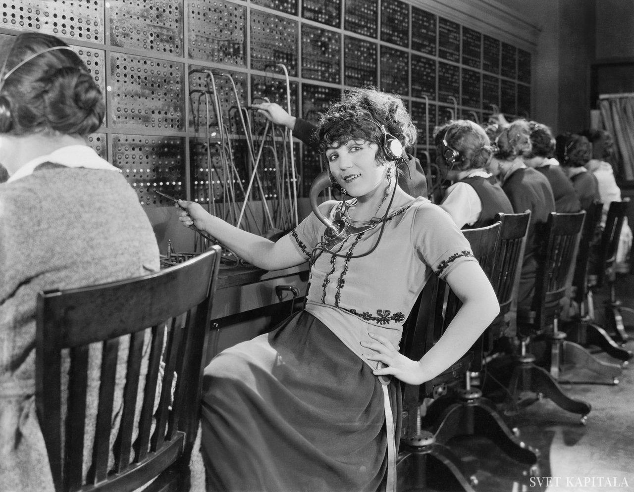 Fotografija: V televizijskem fenomenu Mad Men, ki nam je z dramo o eni najprestižnejših oglasnih agencij v New Yorku pred leti ponovno prodal šestdeseta, smo lahko občasno videli mična dekleta, ki so oglaševalce zavzeto povezovala s svetom. Foto Shutterstock