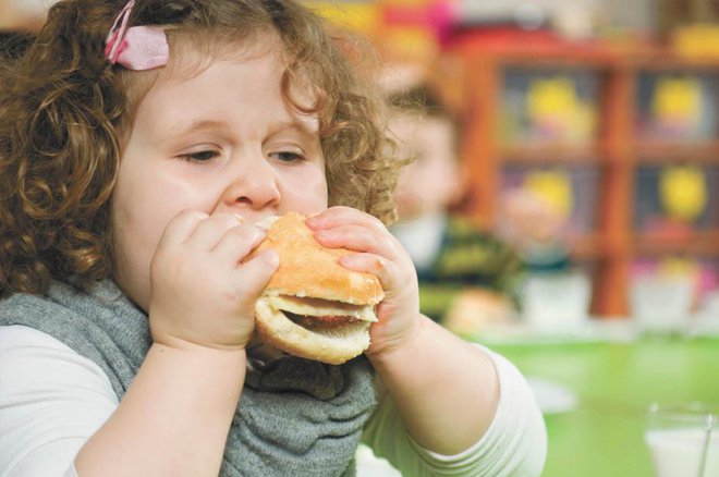 Debelost je pri otrocih v Veliki Britaniji velika težava in zato država stremi k razpolovitvi zelo visoke številke do leta 2030. Foto: Dokumentacija Dela