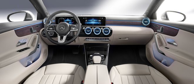 Vgrajeni materiali in oblikovni detajli v kabini ne zaostajajo za večjimi Mercedesovimi limuzinami. Sedeži hladijo in masirajo telo, z gumbi prečiščeno kabino krasijo digitalni zasloni, ponoči vtis na potnike naredi možnost izbire med 64 barvami osvetlitv