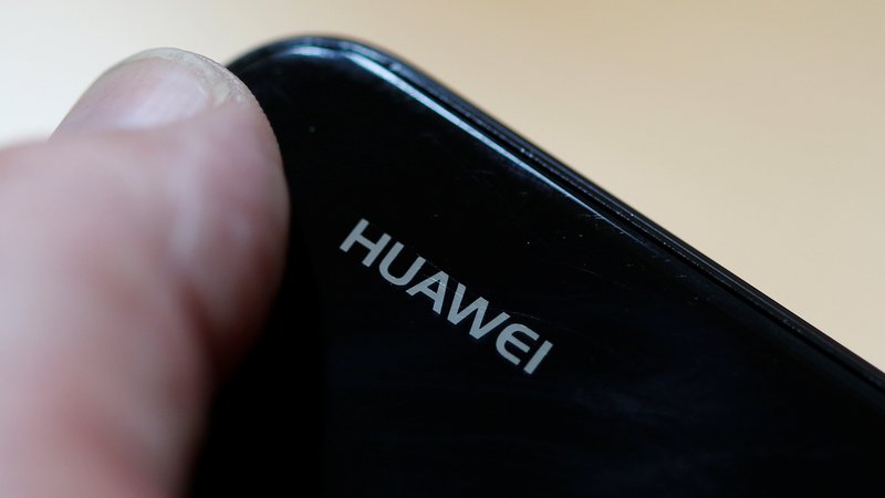 Fotografija: Huawei se zaradi ameriških sankcij sooča s številnimi težavami. Poslovanje je močno omejeno z ameriškimi proizvajalci čipov, ki so njegovi glavni dobavitelji. Foto: Reuters