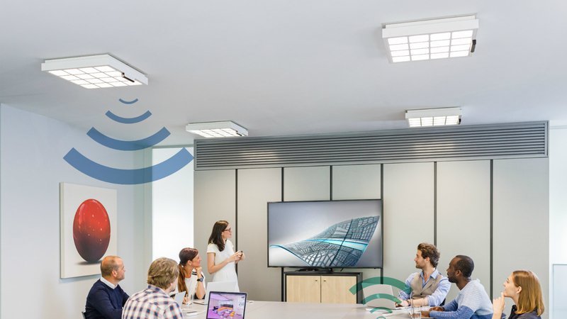 Fotografija: Podjetje Signify bo na trg poslalo pametne luči, ki bodo oddajale brezžično omrežje Li-Fi. Foto Philips