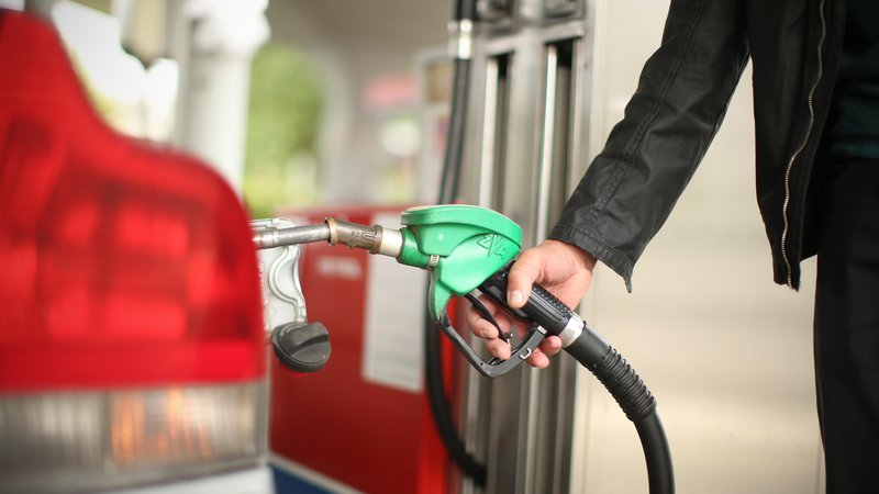 Fotografija: Ceni reguliranih pogonskih goriv, neosvinčenega 95-oktanskega bencina in dizelskega goriva, sta se na bencinskih servisih zunaj avtocestnega križa in hitrih cest opolnoči zvišali. Foto: Jure Eržen/Delo