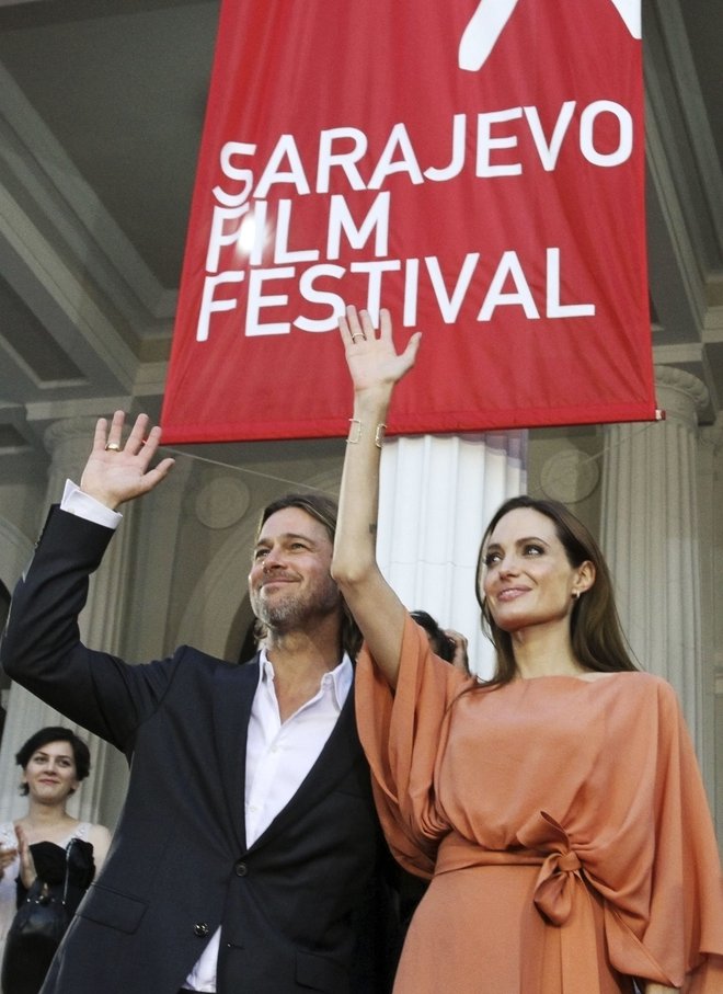 Angelina Jolie in Brad Pitt prihajata na rdečo preprogo na 17. filmski festival v Sarajevu. Foto: Reuters