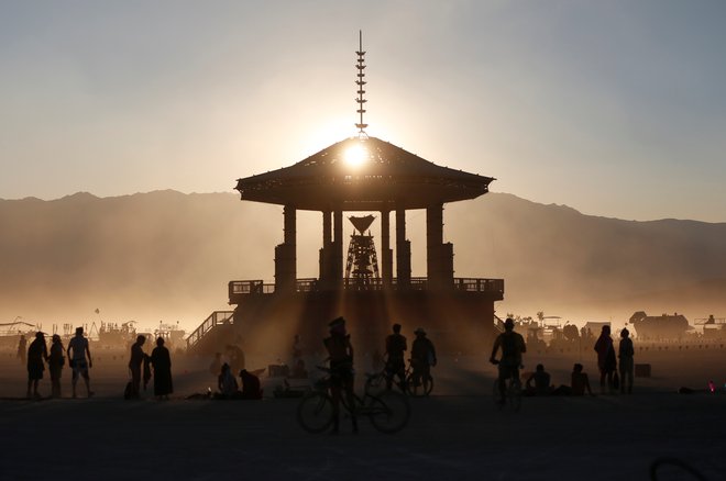 Gledanje sončnega zahoda izza »moža«, ki ga zadnji dan obredno pošljejo v plamene.<br />
FOTO Reuters