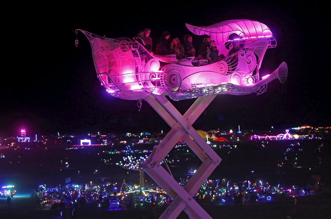 Leta 2015, ko je bil festival naslovljen »Carnival of Mirrors«, so nekateri gorečega moža gledali z zavidljive višine.<br />
FOTO Reuters