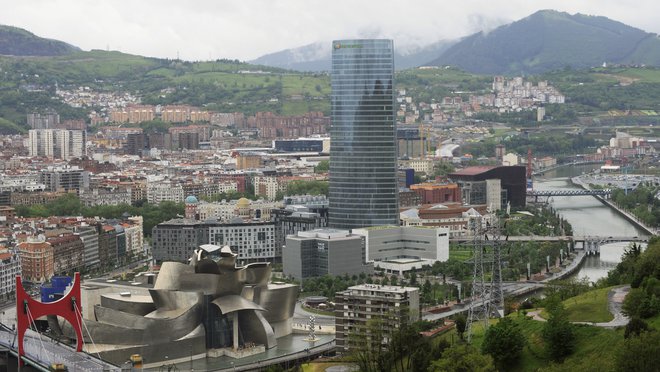 Guggenheimov muzej (levo spodaj) je oživel Bilbao in je med osrednjimi znamenitostmi mesta. Foto: Reuters