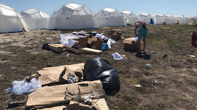 Namesto zasebnih vil, jaht in luksuznih šotorov so obiskovalce pričakali šotori, ki so ostali po katastrofalnem hurikanu v ZDA. Foto: Splash