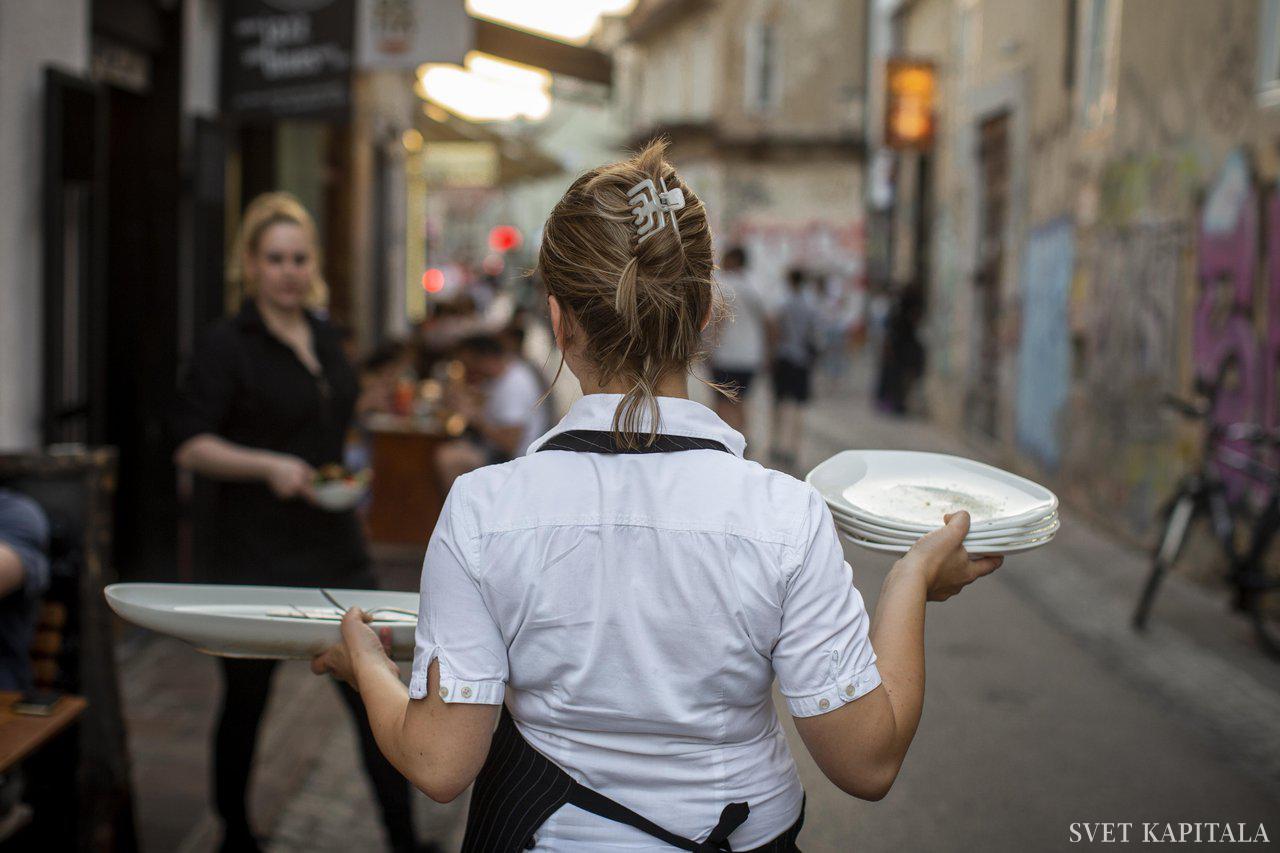 Fotografija: Ko je gneča, natakar včasih ne more takoj pospraviti mize, ali pa ima že polne roke, vidi pa, da je gost na mizi pustil kovanec. In se zgodi, da ga stranka, ki se usede za to mizo, spravi v žep. FOTO: Voranc Vogel/Delo