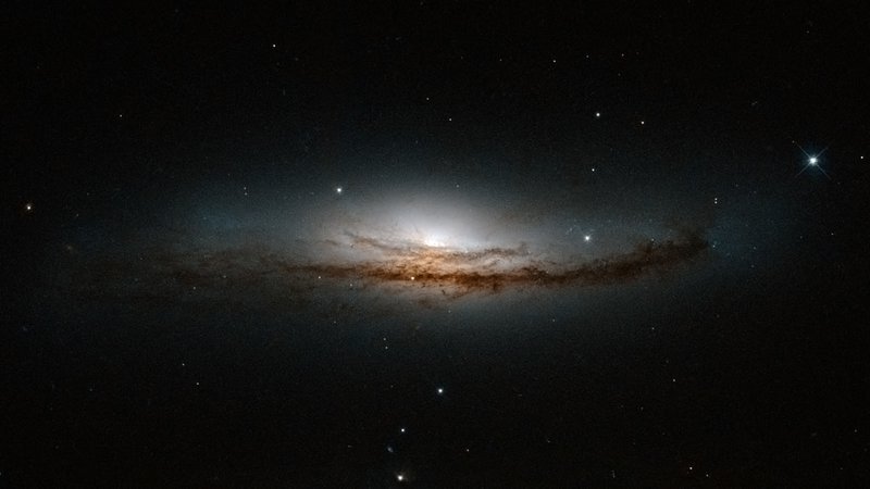 Fotografija: Spiralna galaksija NGC 5793 več kot 150 millijonov svetlobnih let daleč v konstelaciji Tehtnica, 21. marca 2014. Foto Nasa Reuters