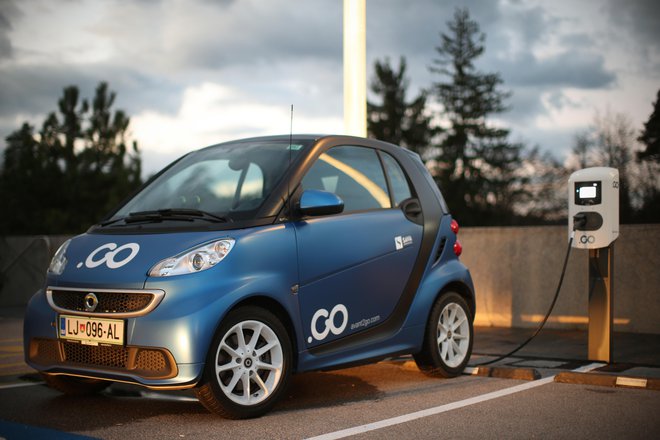 Polnjenje elekričnega vozila: Avtomobil sistema Avant2Go, ki omogoča izposojo, souporabo "car sharing" avtomobilov. Foto Jure Eržen