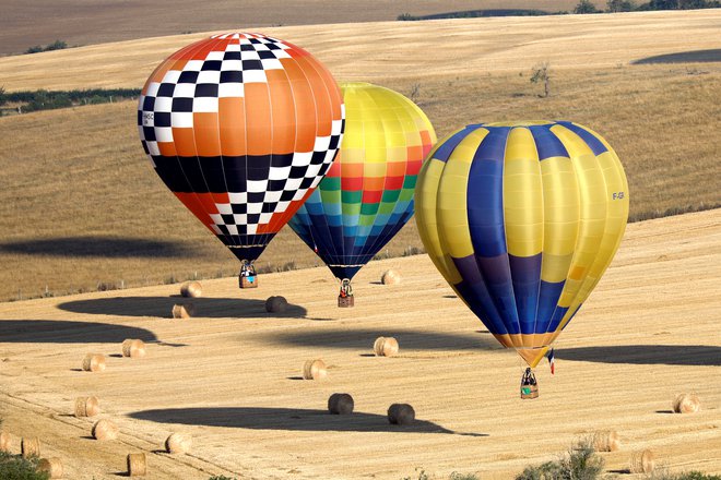 Nad francoskimi polji v Chambleyu pa danes podira rekord tudi na stotine balonov, ki želijo izboljšati svoje število v zraku iz leta 2017, ko jih je naenkrat letelo kar 456. Foto: Reuters