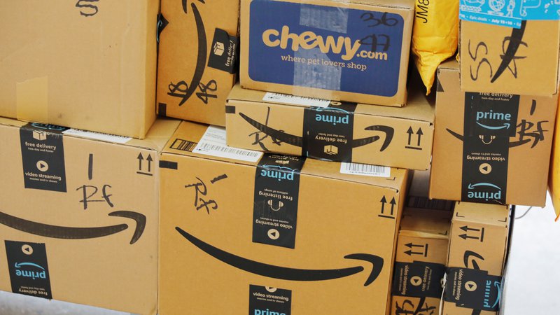 Fotografija: Da bi prodajalce še bolj spodbudili k ekološkemu početju, jim pri Amazonu že zdaj za vsako ekološko embalažo, ki jo pošljejo v svet, dodajo en dolar. Foto: Reuters