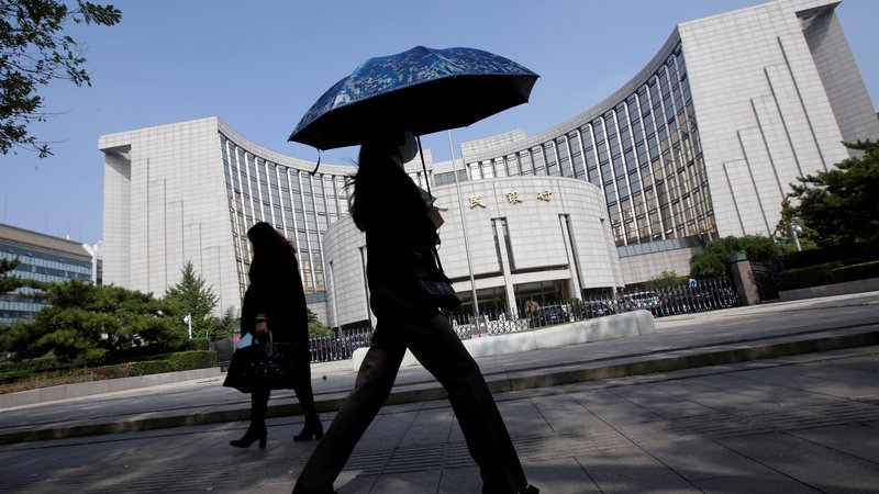 Fotografija: Ugotovili so tudi, da korporacije pretežni delež svojega zaslužka uporabljajo za poplačilo dolga. Na fotografiji v ozadju kitajska banka. Foto: Reuters