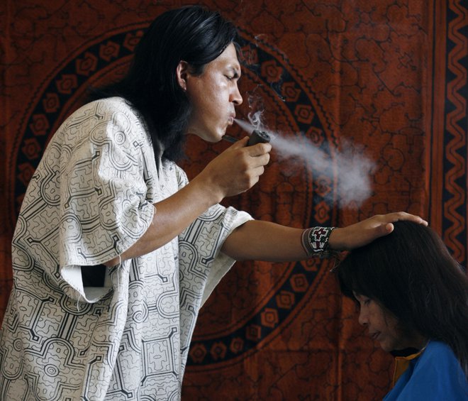Terapevtski obred šamana pod vplivom halucinogene ajavaske. Foto: Reuters