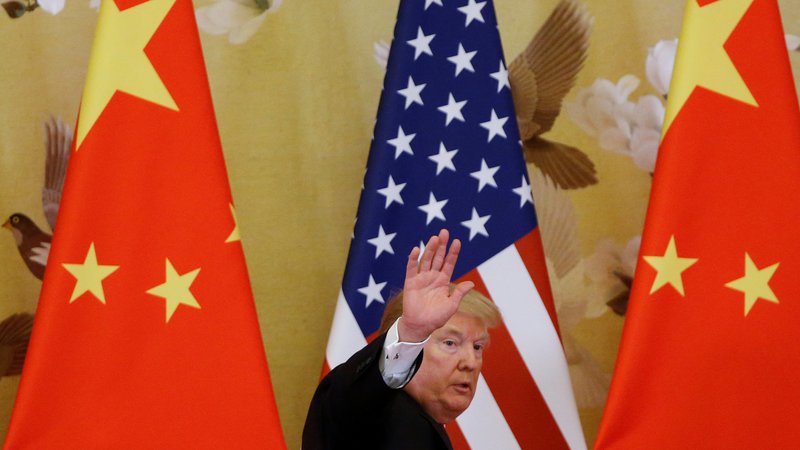 Fotografija: Trump je naročilo po vrnitvi ameriških podjetij domov objavil po uvedbi dodatnih carin na kitajski uvoz. Foto: Reuters