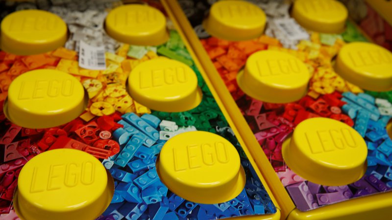 Fotografija: Lego naj bi odprl dodatnih 160 prodajaln, kar je skoraj 40 odstotno povečanje. Foto Reuters