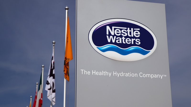 Fotografija: Pri Nestlé pravijo, da se z »robustnim« načrtom in tesnim sodelovanjem z lokalnim okoljem želijo obvezati, da bodo delovali dolgoročno. Foto: Reuters