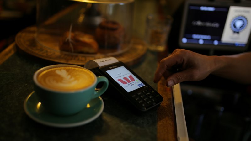 Fotografija: Pri Evropskem združenju sistemov za mobilno plačevanje (EMPSA) pravijo, da sledijo željam uporabnikov mobilnega plačevanja, ki si želijo mobilno plačevati tudi na mednarodni ravni. Foto: Reuters