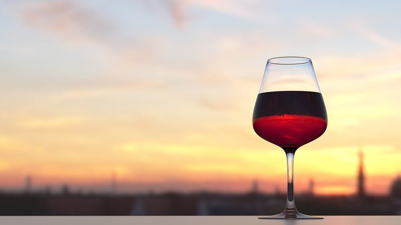 Fotografija: Rdeče vino že od 13. stoletja proizvajajo v istoimenski pokrajini v Toskani in skupaj z ostalimi italijanskimi proizvajalci prevzema mesto na svetovni lestvici proizvajalcev vin na svetu. Foto: Pixabay