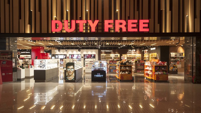 Fotografija: V Evropi lahko danes v prostocarinskih prodajalnah nakupujemo le na mednarodnih letališčih, pa še tam za državljane EU niso relevantne. Foto Shutterstock