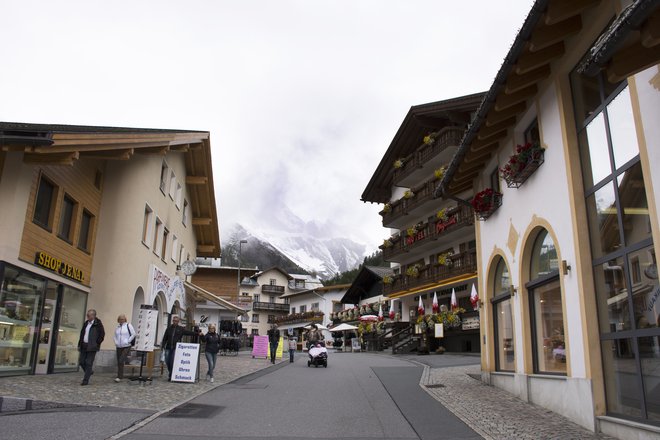 Švicarji in tujci dopustujejo v vasici Samnaun v švicarskih Alpah. Ob smučarskih napravah je na skoraj 2000 metrih nadmorske višine na voljo tudi prostocarinsko nakupovanje. Foto Shutterstock