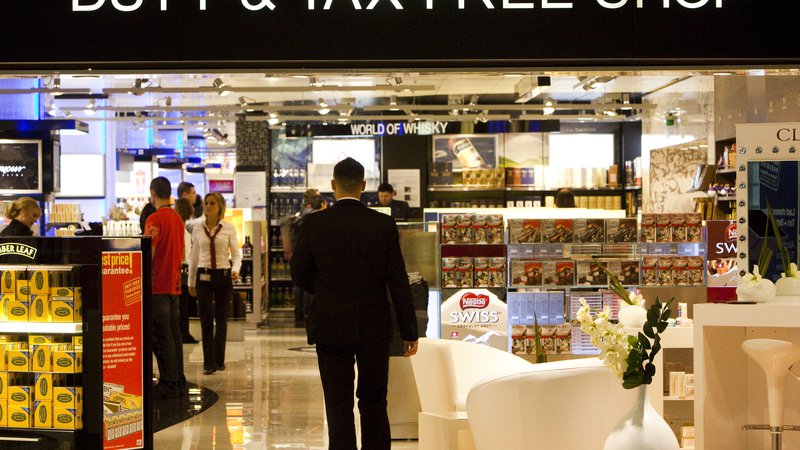 Fotografija: Nemalo kupcev na letališčih le preganja čas, kar bistveno poveča možnost impulzivnega nakupa. Foto: Reuters