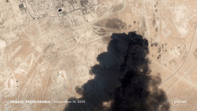Zaradi napadov na največji rafineriji nafte v Savdski Arabiji se je proizvodnja nafte v državi prepolovila, cene pa so takoj za tem strmo poskočile. Reuters