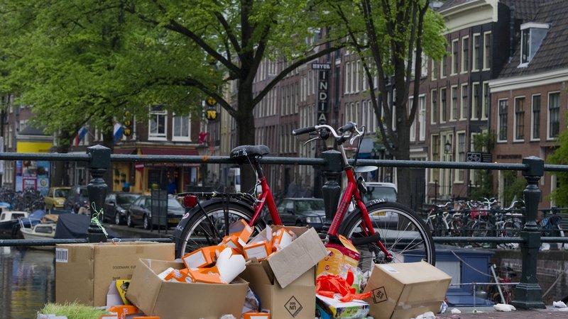 Fotografija: Smeti so še vedno težava tudi v najrazvitejših evropskih mestih. Tak kup se je znašel v središču Amsterdama. Foto: Reuters