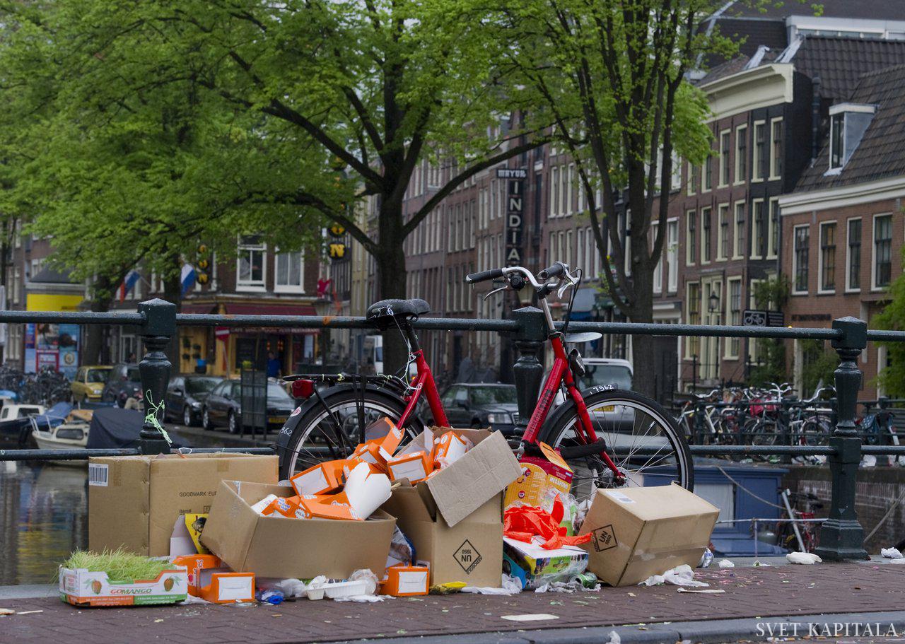 Fotografija: Smeti so še vedno težava tudi v najrazvitejših evropskih mestih. Tak kup se je znašel v središču Amsterdama. Foto: Reuters