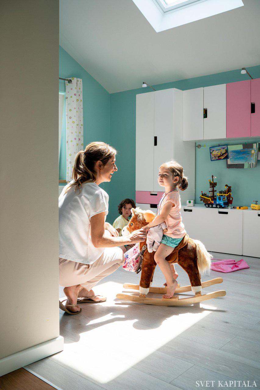 Fotografija: Naravna svetloba vzpodbuja otrokov razvoj, veča ustvarjalnost in mu podarja radost. FOTO: Velux