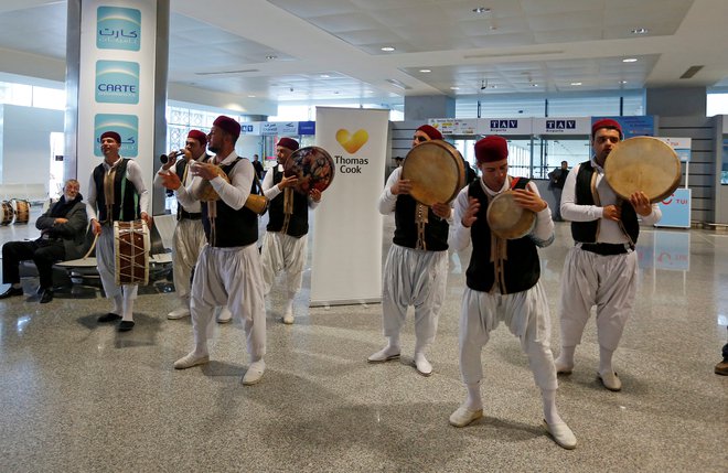 Ko je bilo še vse v redu: Traditicionalna glasbena skupina med nastopom za turiste in kupce Thomas Cook storitev v Tuniziji. REUTERS