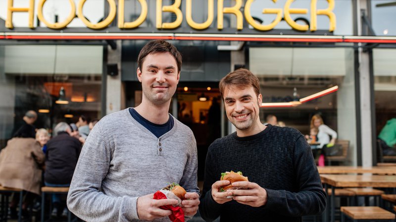 Fotografija: Hood bruger in njihov vegi burger. Klemen in Til. Foto Jaka Birsa