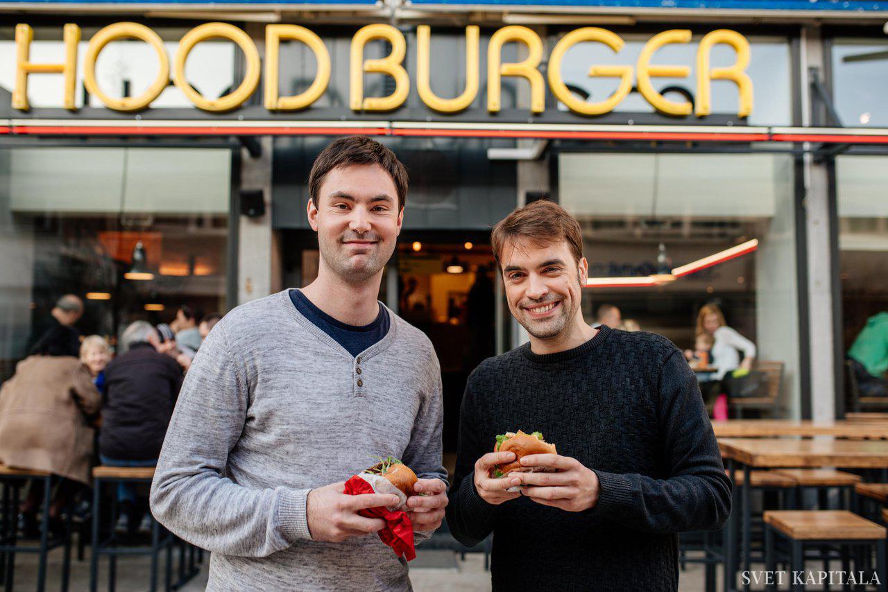 Fotografija: Hood bruger in njihov vegi burger. Klemen in Til. Foto Jaka Birsa