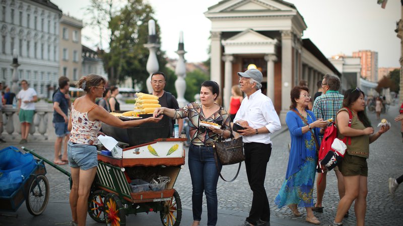 Fotografija: Pečena koruza in kitajski turisti v Stari Ljubljani. Jure Eržen 