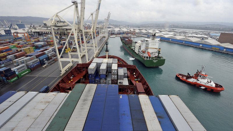 Fotografija: Ladijski transport se, po podatkih evropskega Urada za pomorske zadeve, znotraj Evropske unije uporablja v 40 odstotkih menjave blaga. Foto Reuters