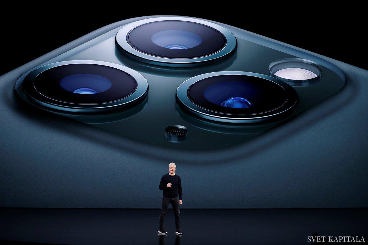 Fotografija: Številni kritiki novemu vodstvu s Timom Cookom na čelu očitajo, da Apple izgublja smer, toda Jobsov naslednik jim vrača z novim, najzmogljivejšim iphonom 11. Foto: Reuters