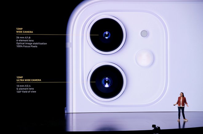 V primerjavi z lanskim modelom ima iPhone 11 tudi zmogljivejšo baterijo, 6,1-palčni zaslon (15,5 cm) pa je tehnologije LCD. Foto: Reuters