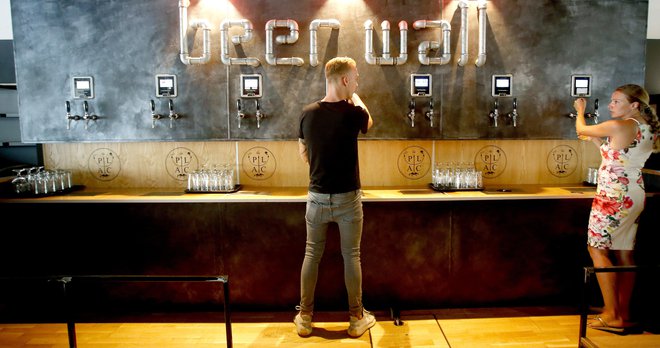 Prizor iz ljubljanske restavracije, kjer imajo pravi zid piva (beer wall). Roman Šipić
