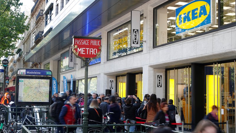 Fotografija: People queue outside the Swedish furniture giant IKEA store before its opening, the company's first store in the heart of Paris, France, May 6, 2019. REUTERS/Charles Platiau - RC19DB6DD620 Foto Charles Platiau Reuters