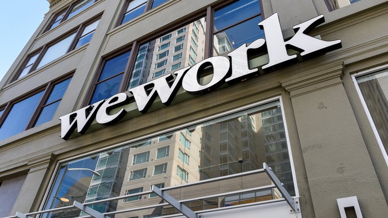 Fotografija: FILE PHOTO: A WeWork logo is seen outside its offices in San Francisco, California, U.S. September 30, 2019.  REUTERS/Kate Munsch/File Photo