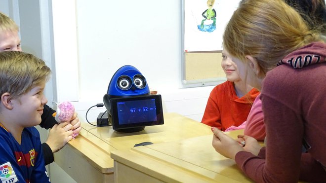V šoli v Tampereju na Finskem robot Ovobot uči otroke računati. Foto Reuters