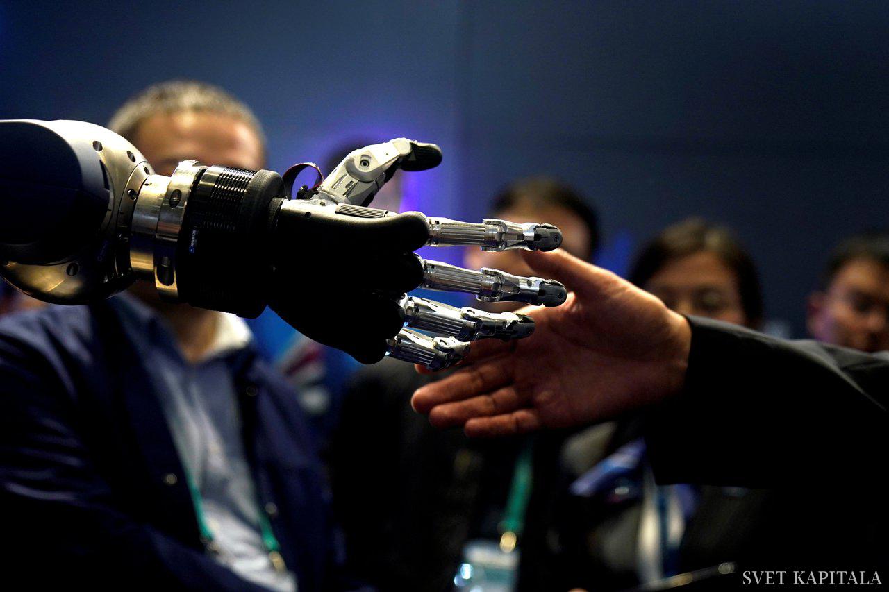 Fotografija: Digitalni transformaciji proizvodnje se pridružuje še znatno povečanje storitev, ki jih podjetja ponujajo ob svojih končnih izdelkih. Foto Reuters