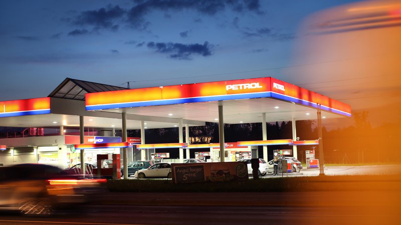 Fotografija: S 5,6 milijarde evrov letnih prihodkov je Petrol z naskokom največji trgovec v Sloveniji. Foto: Jure Eržen/Delo