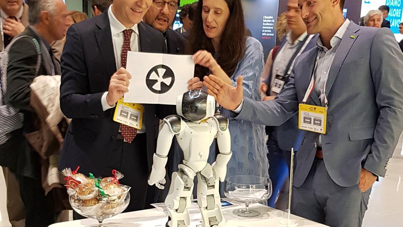 Fotografija: Značilnosti in zanimivosti naše države letos udeležencem predstavljal tudi humanoidni robot Nao, ki je interaktivno komuniciral z obiskovalci. Spirit Slovenija
