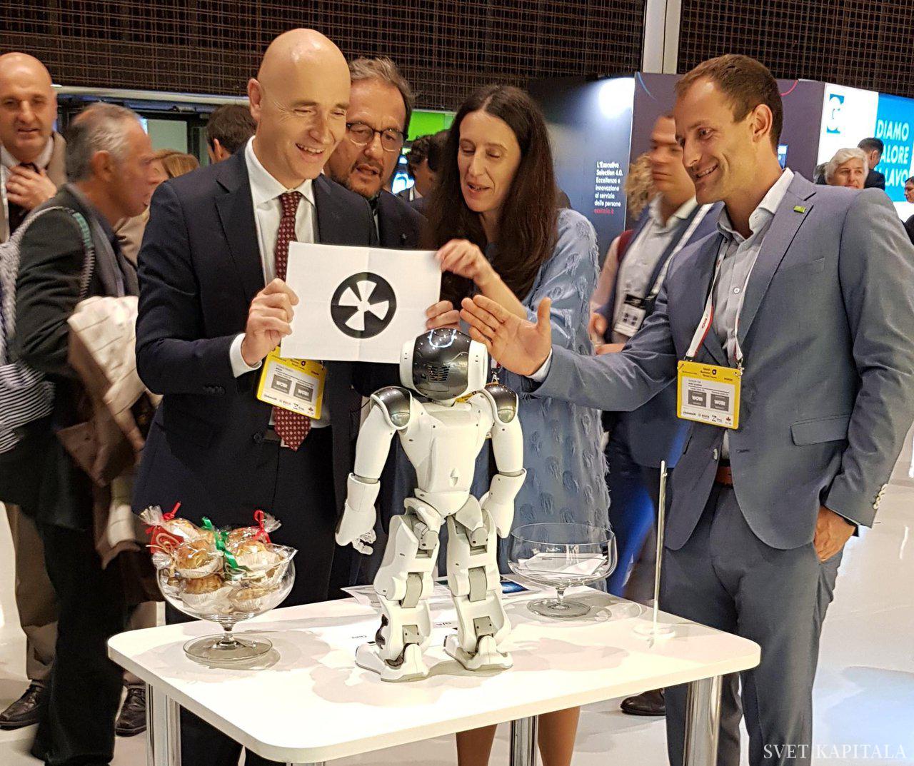 Fotografija: Značilnosti in zanimivosti naše države letos udeležencem predstavljal tudi humanoidni robot Nao, ki je interaktivno komuniciral z obiskovalci. Spirit Slovenija