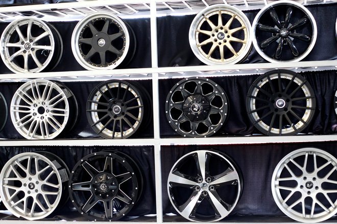 Aluminium car rims are displayed in an auto parts store in Ciudad Juarez, Mexico, July 31, 2018. Picture taken July 31, 2018. REUTERS/Jose Luis Gonzalez - RC1F23EC3120