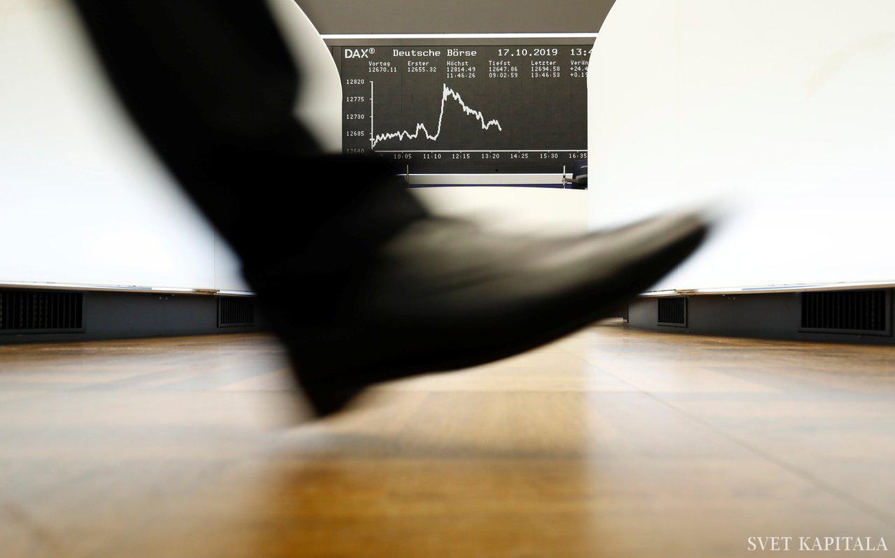 Fotografija: A trader walks past the German share price index DAX graph at Frankfurt's stock exchange in Frankfurt, Germany, October 17, 2019. REUTERS/Ralph Orlowski - RC1A272A2DA0