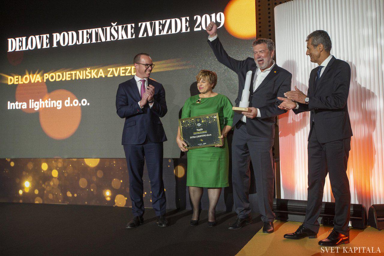 Fotografija: Luka Podlogar, predsednik uprave Generali Investments, je skupaj s Stojanom Petričem podelil kipec Delove podjetniške zvezde lastnikoma podjetja Intra lighting, zakoncema Furlan.